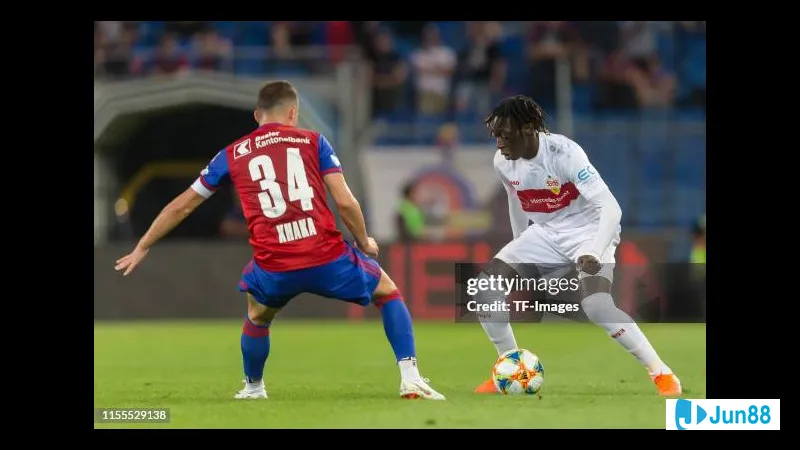 Cầu thủ của Basel dứt điểm vào khung thành Stuttgart trong trận đấu giữa hai đội