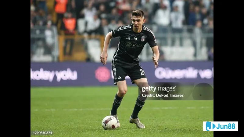 Besiktas vs Basaksehir: Cầu thủ Besiktas đang chuẩn bị thực hiện pha sút bóng trong trận đấu quan trọng Besiktas vs Basaksehir: Cầu thủ Besiktas đang chuẩn bị thực hiện pha sút bóng trong trận…
