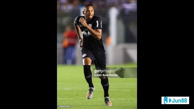 Cầu thủ Bragantino với sự quyết tâm chống lại sự áp đảo của đối thủ Santos Cầu thủ Bragantino với sự quyết tâm chống lại sự áp đảo của đối thủ Santos