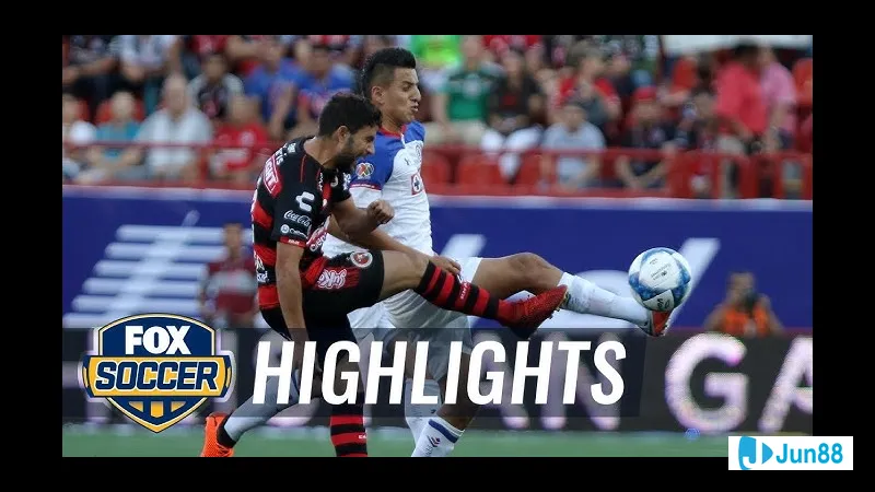 Cầu thủ của Club Tijuana cố gắng ngăn chặn cầu thủ của Cruz Azul trong trận đấu bóng đá Cầu thủ của Club Tijuana cố gắng ngăn chặn cầu thủ của Cruz Azul trong trận đấu bóng đá