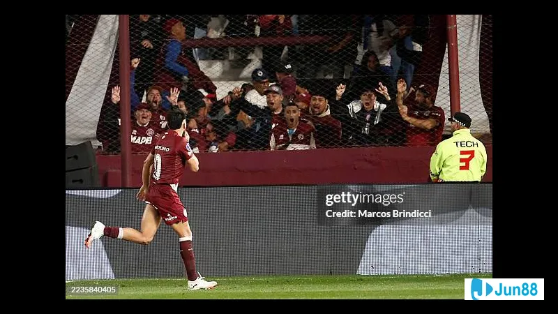 Các cầu thủ Fluminense và Lanus tranh chấp bóng trên sân cỏ Các cầu thủ Fluminense và Lanus tranh chấp bóng trên sân cỏ