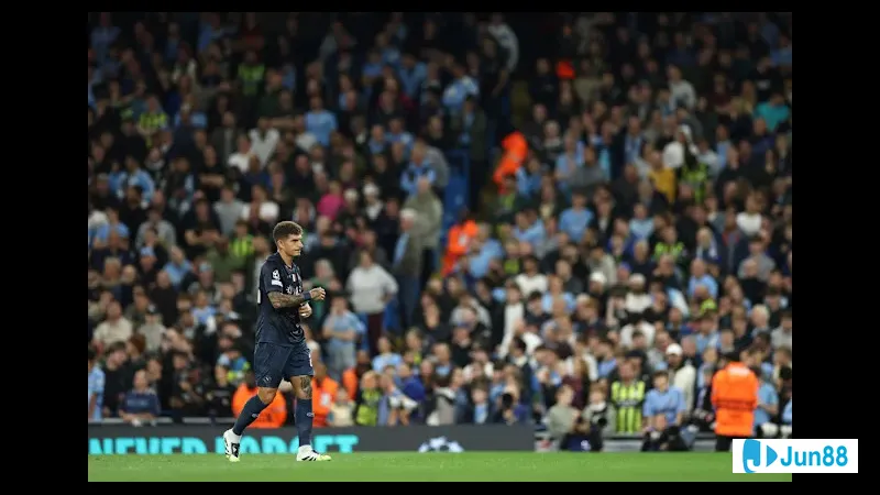 Cầu thủ Napoli nỗ lực giữ bóng trước áp đảo của cầu thủ Sporting CP Cầu thủ Napoli nỗ lực giữ bóng trước áp đảo của cầu thủ Sporting CP