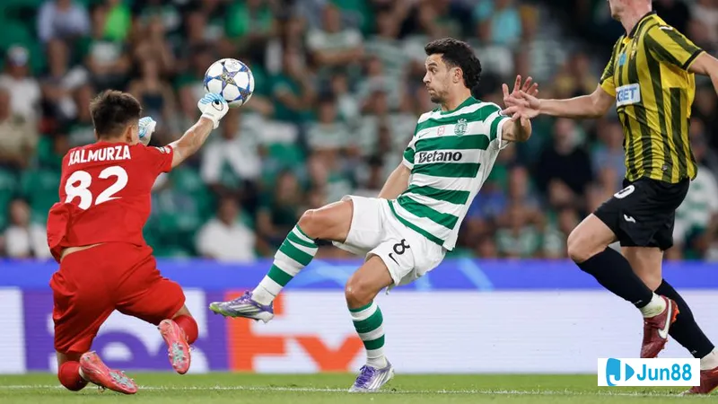 Cầu thủ Napoli với sự quyết tâm đối mặt với hậu vệ Sporting CP trong trận đấu quyết liệt Cầu thủ Napoli với sự quyết tâm đối mặt với hậu vệ Sporting CP trong trận đấu quyết liệt
