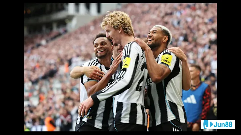 Cầu thủ Newcastle vượt qua hàng phòng ngự của Bradford City Cầu thủ Newcastle vượt qua hàng phòng ngự của Bradford City