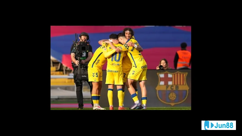 Cầu thủ Burgos và Las Palmas trên sân cỏ trong trận đấu Cầu thủ Burgos và Las Palmas trên sân cỏ trong trận đấu