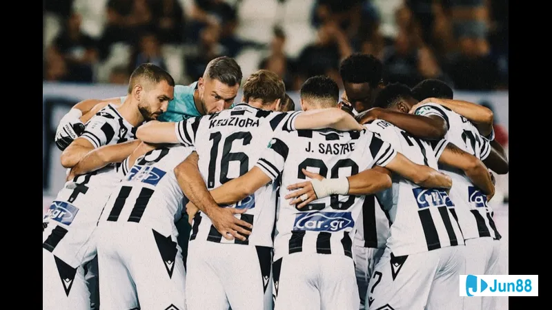 Các cầu thủ PAOK và Maccabi Tel Aviv tranh chấp quả bóng trên sân cỏ Các cầu thủ PAOK và Maccabi Tel Aviv tranh chấp quả bóng trên sân cỏ