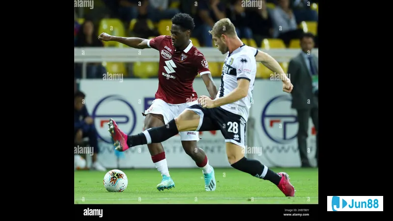 Cầu thủ Parma tạo ra cơ hội nguy hiểm trước khung thành Torino Cầu thủ Parma tạo ra cơ hội nguy hiểm trước khung thành Torino