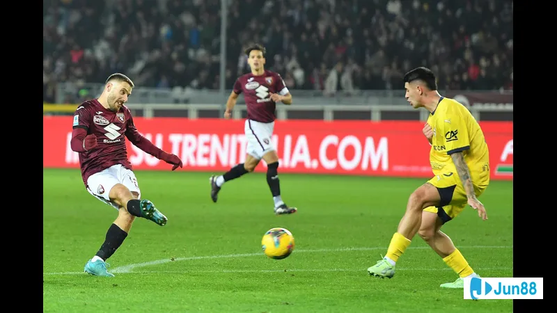 Cầu thủ Parma vượt qua hậu vệ Torino bằng kỹ thuật đi bóng tinh tế. Cầu thủ Parma vượt qua hậu vệ Torino bằng kỹ thuật đi bóng tinh tế.