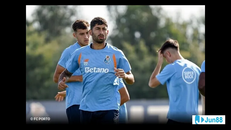 Cầu thủ Salzburg tạo khoảng trống trước hàng phòng ngự của FC Porto Cầu thủ Salzburg tạo khoảng trống trước hàng phòng ngự của FC Porto