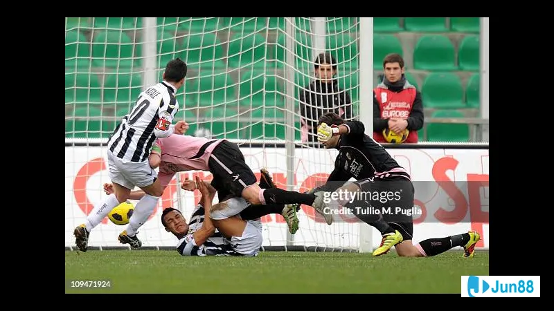 Hành động hotboy Udinese đối mặt với thủ môn Palermo Hành động hotboy Udinese đối mặt với thủ môn Palermo
