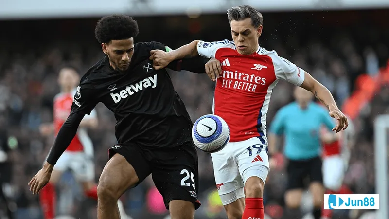 Cầu thủ Arsenal vừa ghi bàn mở tỷ số, ăn mừng trước khán đài West Ham United Cầu thủ Arsenal vừa ghi bàn mở tỷ số, ăn mừng trước khán đài West Ham United