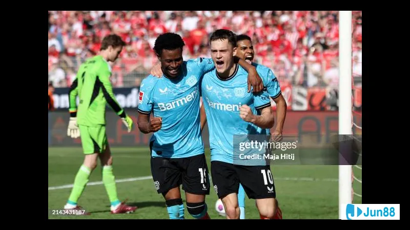 Cầu thủ Bayer Leverkusen đang nỗ lực giữ bóng trước sự áp đảo từ cầu thủ Union Berlin