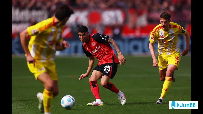 Cầu thủ Bayer Leverkusen tung cú sút mạnh vào khung thành của Union Berlin