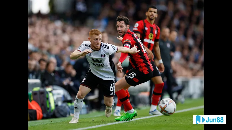 Cầu thủ Bournemouth đang nỗ lực ngăn chặn cầu thủ Fulham tiến vào vòng cấm. Cầu thủ Bournemouth đang nỗ lực ngăn chặn cầu thủ Fulham tiến vào vòng cấm.