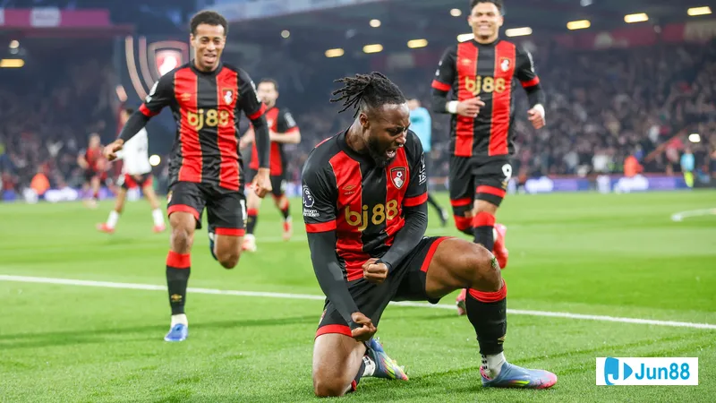 Cầu thủ của Bournemouth vượt qua hậu vệ của Fulham trong trận đấu Cầu thủ của Bournemouth vượt qua hậu vệ của Fulham trong trận đấu