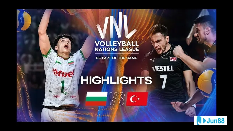 Hậu vệ Bulgaria quyết tâm ngăn chặn cầu thủ Thổ Nhĩ Kỳ tiến về phía khung thành.