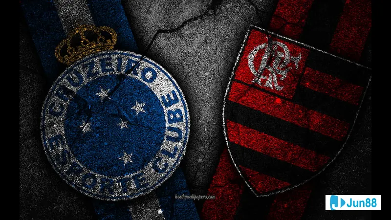 Cầu thủ Flamengo RJ đi bóng qua cầu thủ của Cruzeiro trong trận đấu sôi động.