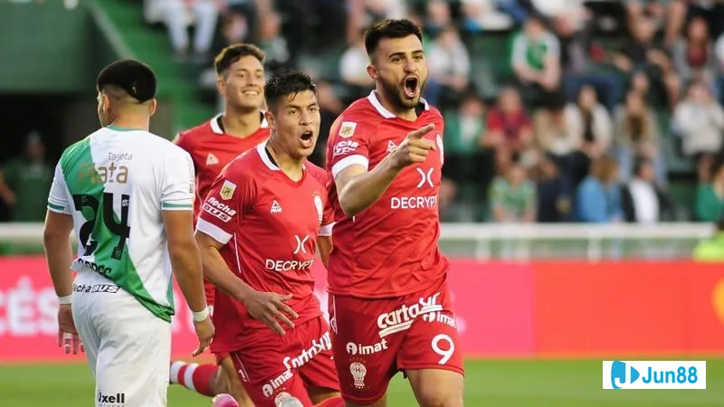 Cầu thủ của đội Huracan vượt qua phòng ngự của đội Banfield trong trận đấu sôi động Cầu thủ của đội Huracan vượt qua phòng ngự của đội Banfield trong trận đấu sôi động