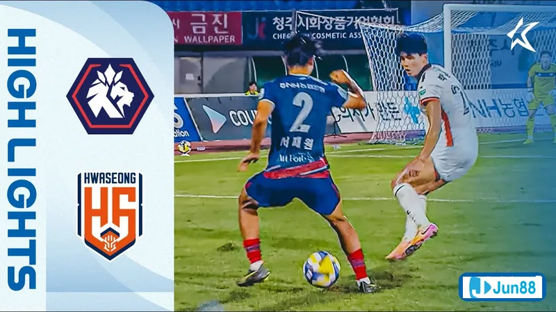 Cầu thủ của Hwaseong và Cheongju đang đua nhau trong trận đấu bóng đá sôi động