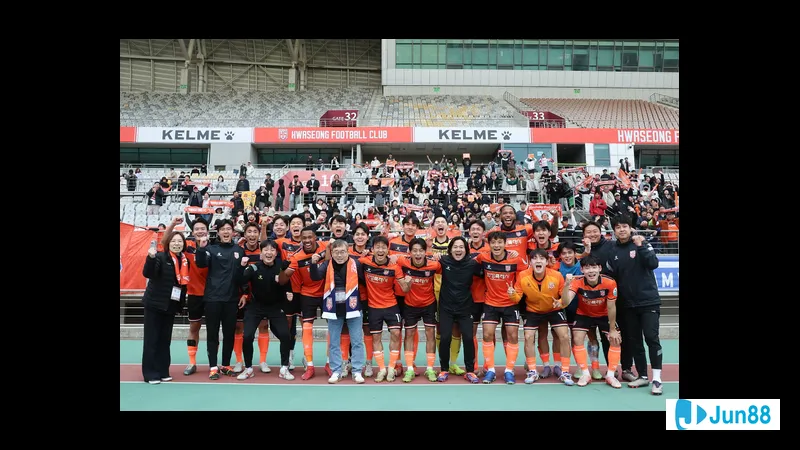 Cầu thủ Hwaseong áo đỏ tấn công mạnh mẽ trước hàng phòng ngự Cheongju áo xanh