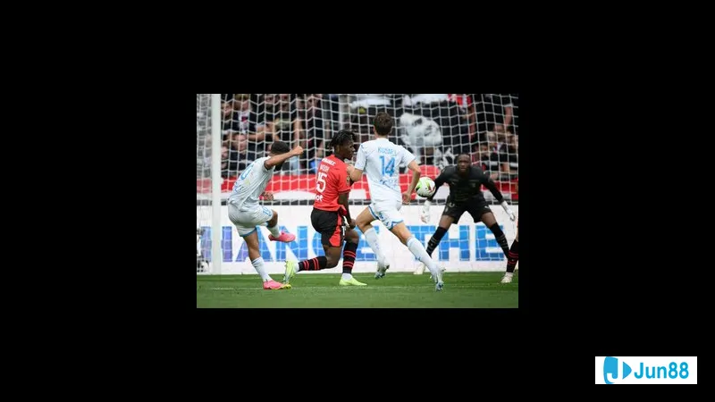Cầu thủ của Le Havre tạo ra cơ hội ghi bàn trước hàng phòng ngự của Rennes