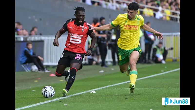 Cầu thủ của Le Havre tung cú sút mạnh vào khung thành của Rennes