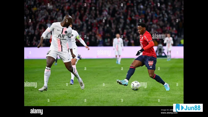 Cầu thủ PSG nỗ lực ngăn chặn cầu thủ Lille tiến vào vòng cấm Cầu thủ PSG nỗ lực ngăn chặn cầu thủ Lille tiến vào vòng cấm