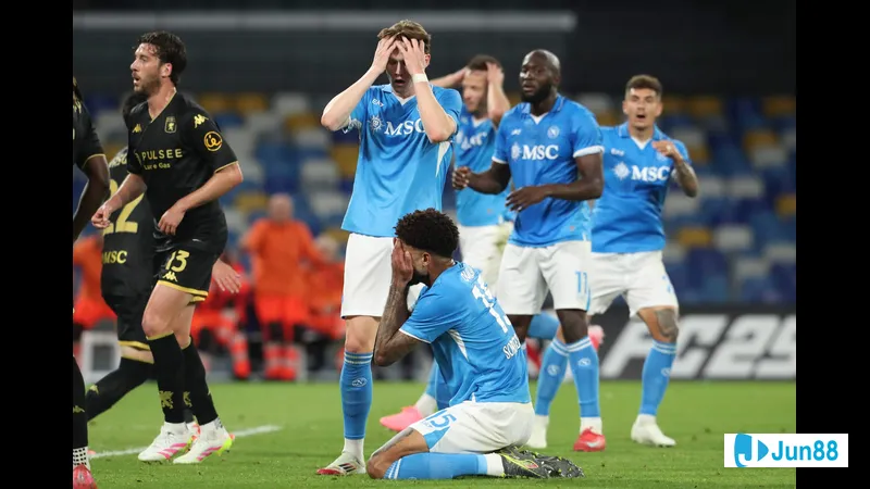 Cầu thủ Napoli với trái bóng trước hàng phòng ngự của Genoa