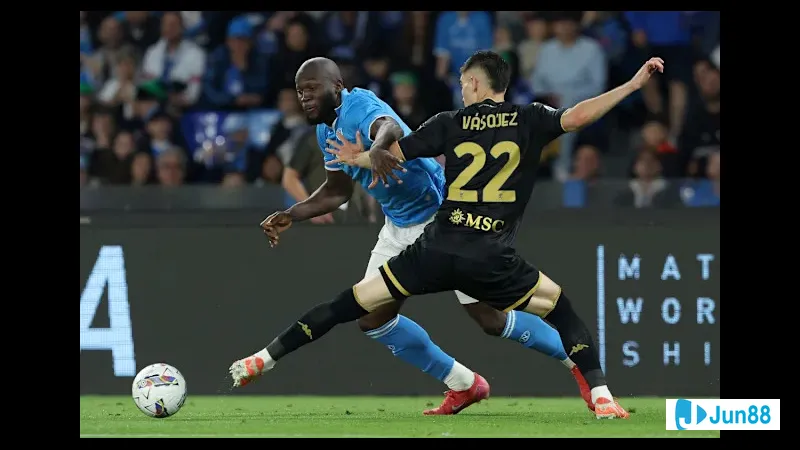 Cầu thủ Napoli vượt qua cầu thủ Genoa để tiến vào vòng cấm đối phương