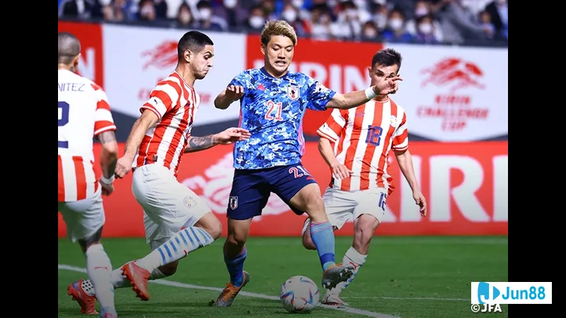 Cầu thủ Nhật Bản quyết tâm vượt qua phòng ngự của Paraguay