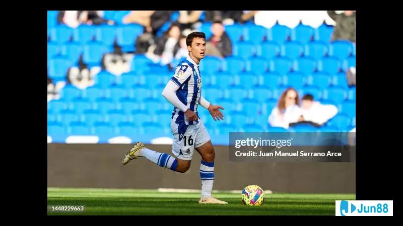 Cầu thủ của Real Sociedad tranh chấp với cầu thủ của Rayo Vallecano trong trận đấu Cầu thủ của Real Sociedad tranh chấp với cầu thủ của Rayo Vallecano trong trận đấu