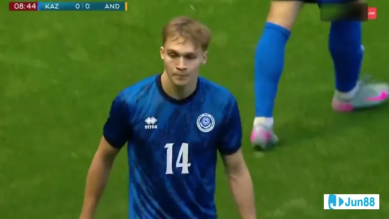 Cầu thủ U21 Andorra tìm đường thoát khỏi áp lực của cầu thủ U21 Kazakhstan